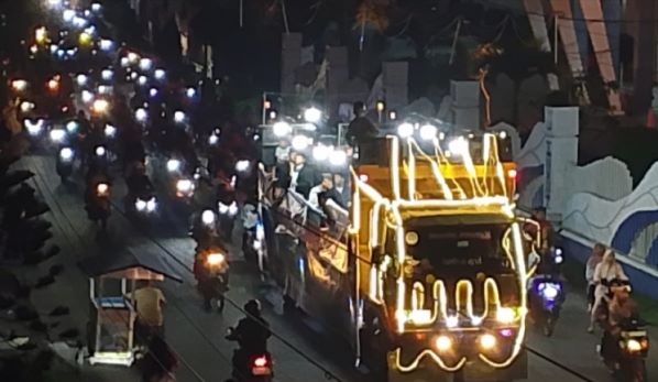 Ribuan warga kota Medan menyemarakkan pawai obor perayaan satu Muharram 1448 Hijriah