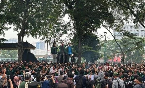 Mahasiswa USU menggelar demo di depan Gedung DPRD Sumut, pada Senin (15/6/2026) siang