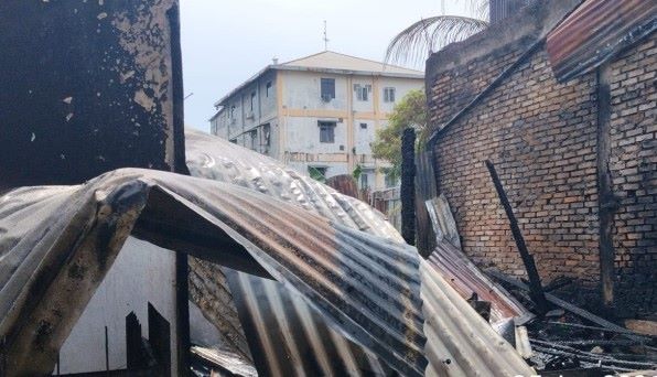 Rumah semi permanen di Mandala ludes terbakar (Foto: repro mb)

