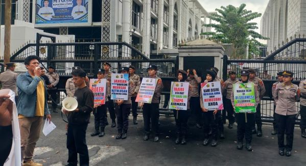 Sejumlah Massa Persoalkan Anggaran DPRD Sumut 


