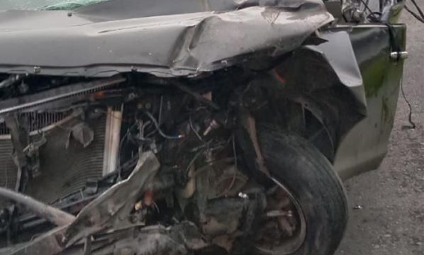 Mobil Toyota Kijang Innova BK 1316 HG mengalami kerusakan parah pada bagian depan setelah menabrak bagian belakang truk Mitsubishi Engkel 