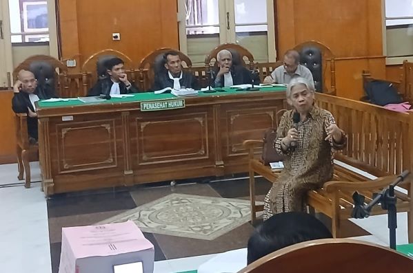 Guru Besar Fakultas Hukum Universitas Sumatera Utara, Prof Dr Ningrum Natasya Sirait SH MLi, memberikan keterangan sebagai Ahli Hukum Persaingan Usaha di Pengadilan Tipikor Medan