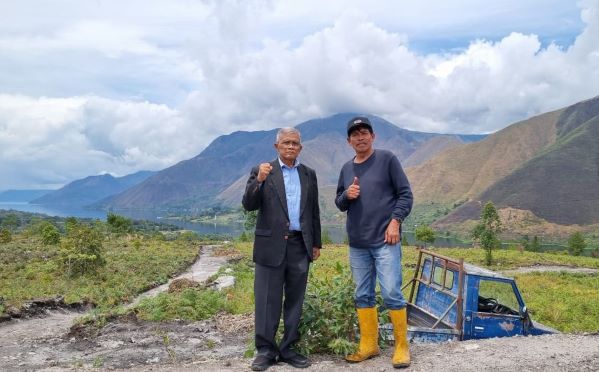 Dr. Wilmar Eliasaer Simandjorang (kiri) di Kabupaten Samosir

