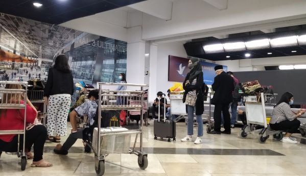 Penumpang menanti bagasi pesawat beraneka bentuk, tidak hanya berbentuk koper di terminal 3 Bandara Soekarno-Hatta. (Foto: Fadmin Malau)
