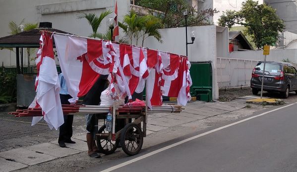 Pedagang bendera Merah Putih keliling sedang mangkal pada satu kawasan di Jakarta Pusat. (Foto: Anwar Hasibuan)