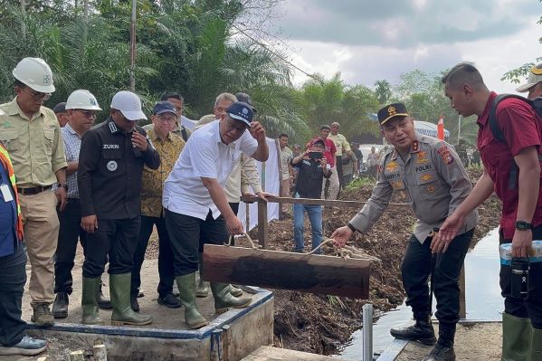 Menteri Lingkungan Hidup/Kepala Badan Pengendalian Lingkungan Hidup (KLH/BPLH), Jumhur Hidayat, kunjungan lapangan terkait kesiapsiagaan pencegahan karhutla