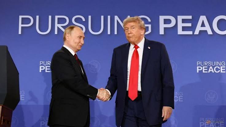 Presiden Putin berjabat tangan dengan Presiden Trump