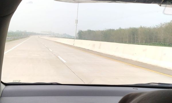 Kondisi ruas jalan tol bergelombang atau tidak rata menjadi keluhan pengguna jalan tol. (Foto: Fadmin Malau)