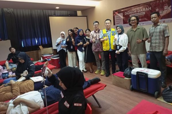 Business Development PANS Cabang Medan, Darmin, S.E., MBA foto bersama dengan karyawan PANS Cabang Medah pada kegiatan donor darah di Gedung Panin Bank Medan