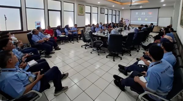 Seminar dihadiri pekerja Tjiwi Kimia dan Public Affair & License Manager Pabrik Kertas Tjiwi Kimia Beny Haryawan S.T., S.H., M.M., sebagai penguji dari pihak perusahaan. (Foto: Humas Tjiwi Kimia)