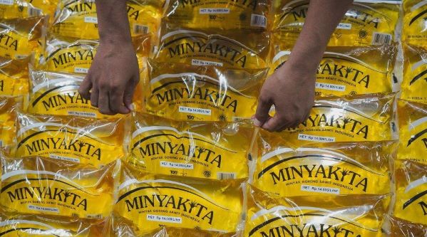 Harga Minyakita dijual kepada konsumen di Medan masih diatas HET. (Foto: repro Hudepprideg)


