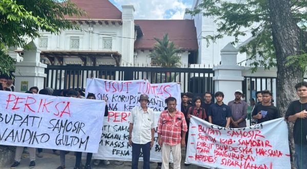 Aksi penggiat antikorupsi kawal sidang bansos PENA di Pengadilan Negeri Medan


