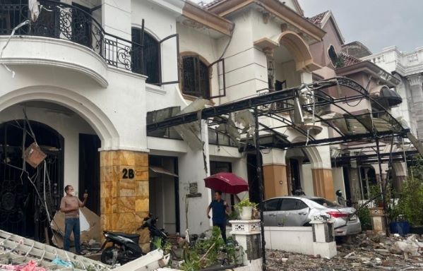 Rumah di Kompleks Grand Polonia Medan roboh akibat ledakan keras, Senin sore (20/7/2026)


