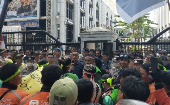 Ratusan driver Ojol datangi gedung DPRD Sumut pada Selasa 7 Juli 2026 meminta disahkan UU Transportasi Online