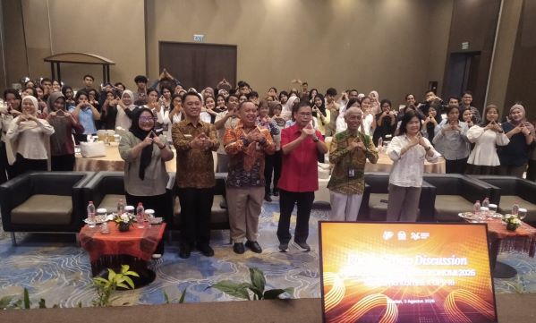 Foto bersama BPS Provinsi Sumatera Utara bersama Komisi X DPR RI pada FGD Pelaksanaan Sensus Ekonomi 2026 di Hotel Santika Dyandra Medan. (Foto: Fadmin Malau)