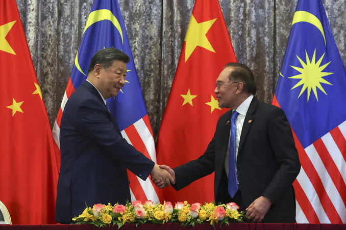 Dok. Presiden Xi Jinping bersalaman dengan PM Anwar Ibrahim