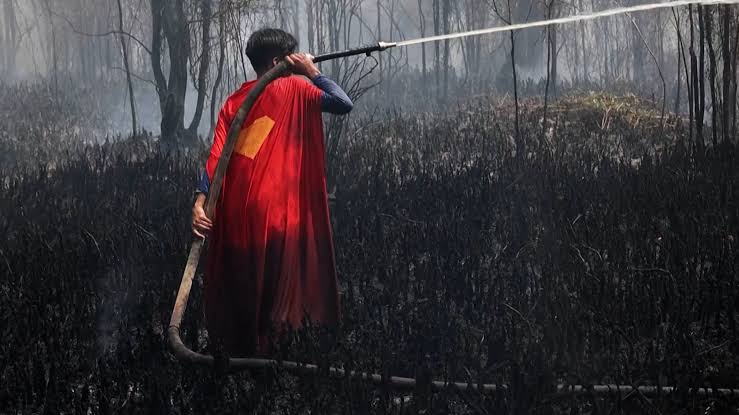 Remaja Indonesia 'Superman' Bantu Padamkan Kebakaran Hutan