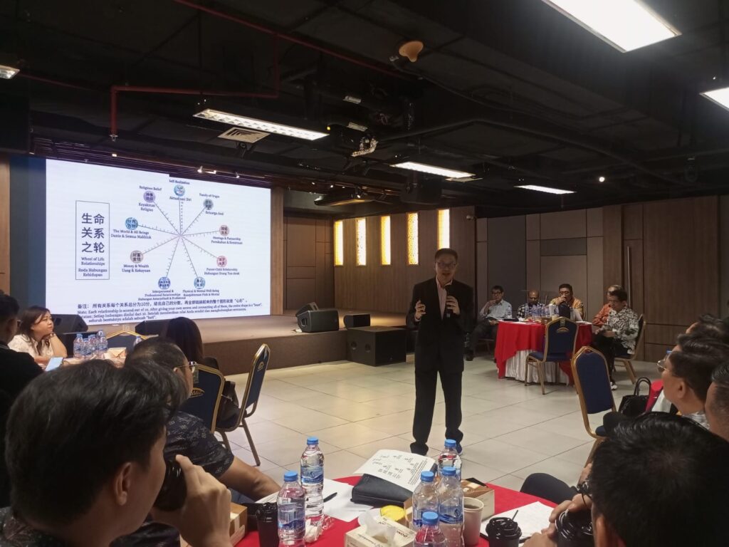Darmin, SE, MBA, CIMBA memberikan pemaparan dalam seminar bertajuk “Money & Fortune Relationship” yang digelar di B&G Tower Lt. 3, Ruang Shofar TOD, Hotel JW Marriott, Jalan Putri Hijau No. 10, Medan, Kamis (6/8/2026)