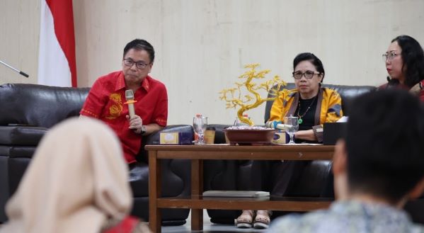 Anggota Komisi X DPR RI Fraksi PDI Perjuangan dr Sofyan Tan saat acara membedah buku, “Tionghoa Medan: Merajut Kebhinnekaan dalam Keharmonisan Berbangsa” karya Dr. Mariana Makmur, MA