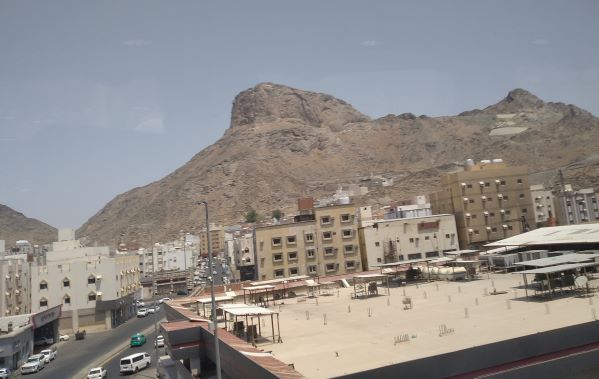 Jabal Nur terlihat dari kota Makkah, indah dengan jalan mulus seperti di dataran tanpa bukit. (Foto: Fadmin Malau)