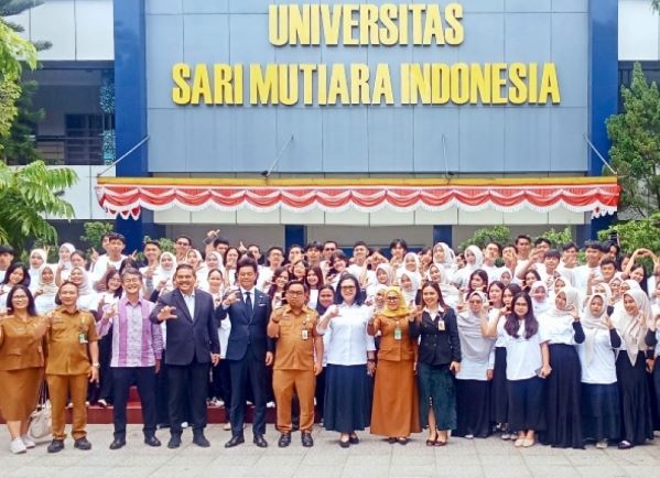 Wakil Presiden Onodera User Run Tsugeno Takashi, Ketua Yayasan Sari Mutiara Dr. Parlindungan Purba, M.M., dan Rektor USM Indonesia Prof. Dr. Ivan Elisabeth Purba, M.Kes foto bersama. (Foto: dok ist)