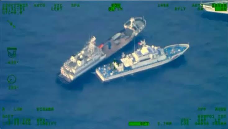 Kapal Penjaga Pantai China "Menabrak"  kapal dinas perikanan Filipina