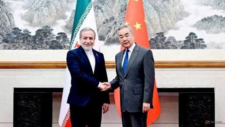 Menlu Iran Abbas Araghchi dengan mitra dari China, Wang Yi