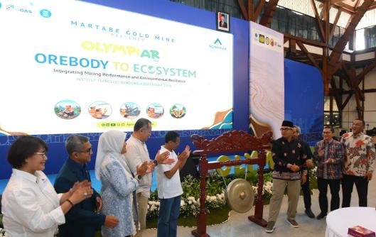Wali Kota Bandung, Muhammad Farhan (empat dari kanan), memukul gong menandai pembukaan resmi OlympiAR 2026, didampingi Director Operations PT Agincourt Resources, Rahmat Lubis (lima dari kiri), dan para tamu undangan di Institut Teknologi Bandung (ITB), Jumat (4/9/2026). (Foto: dok PTAR)