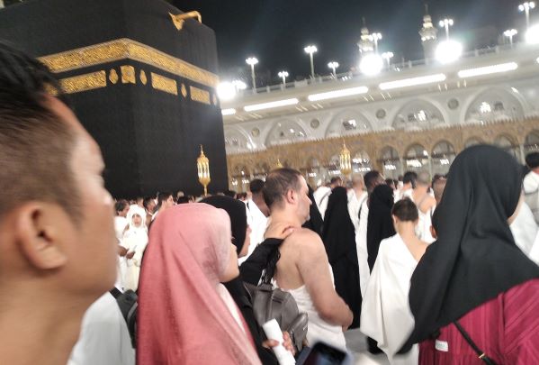 Ratusan ribu jemaah umroh dari berbagai negara terus menerus melaksanakan umroh di Masjidil Haram, Makkah. (Foto: Fadmin Malau)


