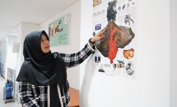 Dosen Teknik Geofisika, pakar Kebumian Universitas Pertamina Iktri Madrinovella, M.Si menjelaskan. (Foto: dok humas UPER)