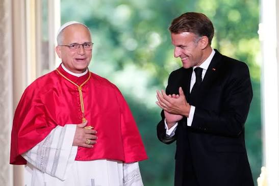 Paus Leo bersama Presiden Macron