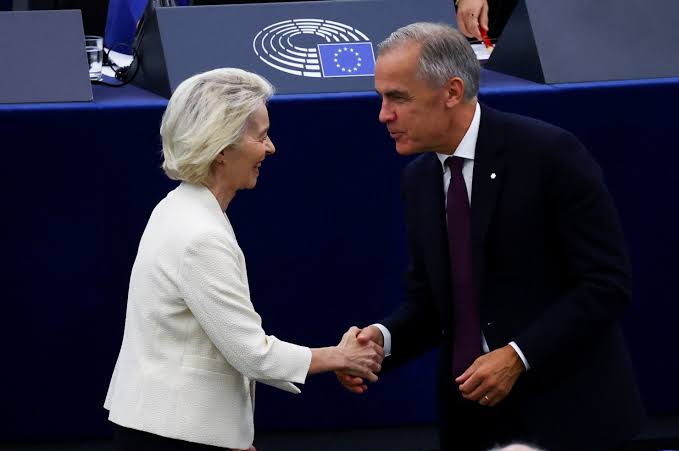 Presiden Komisi Eropa Ursula von der Leyen dengan PM Kanada Mark Carney
