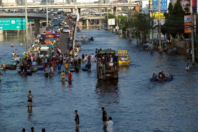 Ribuan Orang Mengungsi ke Tempat Penampungan