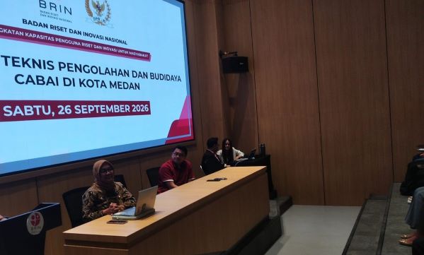 Peneliti BRIN Gina Aliya Sopha, S.P., M.Si., Ph.D memaparkan tentang Pengolahan dan Budidaya Cabai di Kota Medan. (Foto: Fadmin Malau)