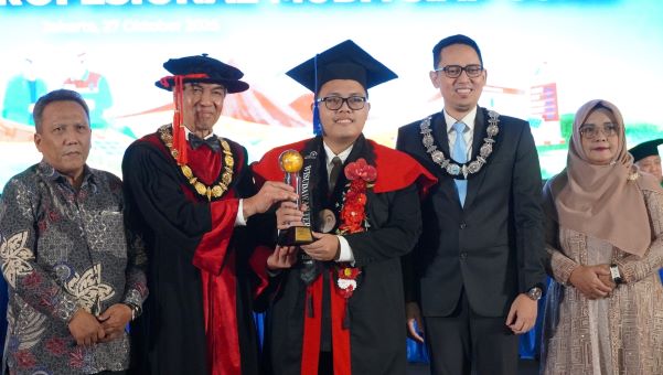 Zaki menerima penghargaan sebagai salah satu wisudawan terbaik dalam Wisuda ke-15 Universitas Pertamina. (Foto: Humas UPER)