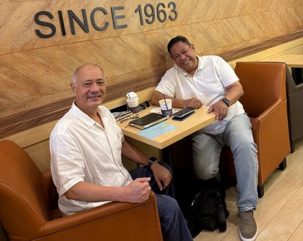 Penulis Eddy Keleng Ate Berutu (Kanan) bersama Paulus Tamie