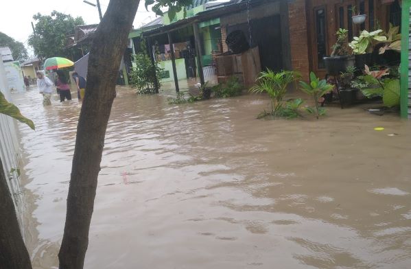 Sebesar Rp360 miliar untuk menangani banjir di Kota Medan, terlihat banjir yang melanda satu kawasan di Kota Medan. (Foto: Fadmin Malau)

