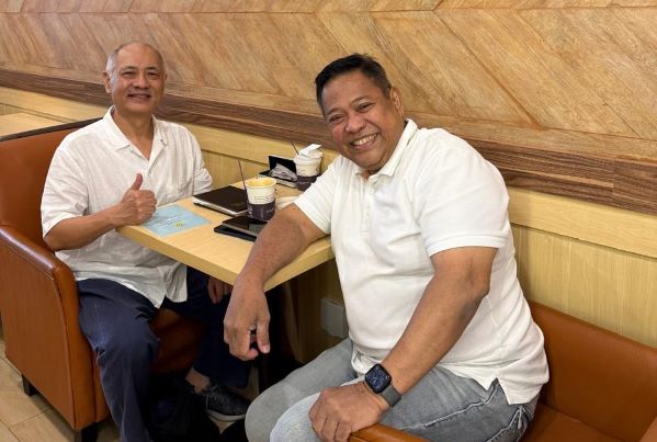 Penulis Eddy Keleng Ate Berutu (Kanan) bersama Paulus Tamie