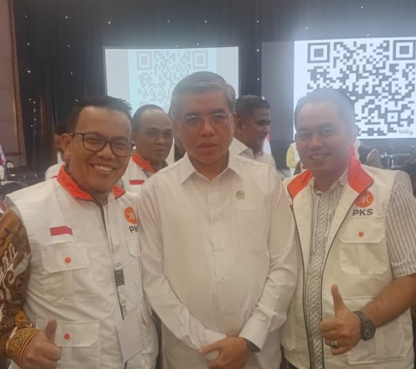 Menteri Ketenagakerjaan Prof. Ir. Yassierli, S.T., M.T., Ph.D. bersama Datuk Iskandar Muda anggota DPRD Kota Medan (foto kiri) dari partai PKS Kota Medan
