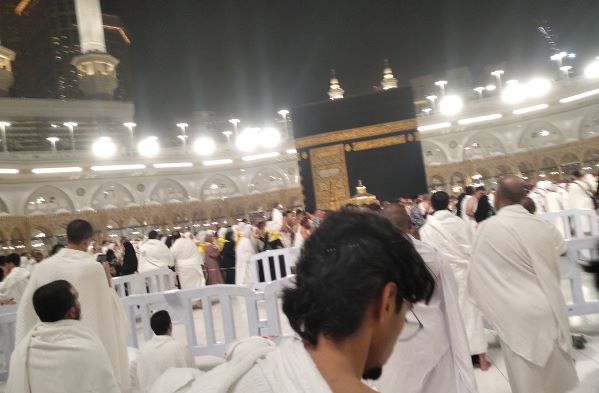 Kementerian Haji dan Umrah mengatur syarat kesehatan dan para jemaah umrah sedang melakukan tawaf di Mesjidil Haram. (Foto: Fadmin Malau)

