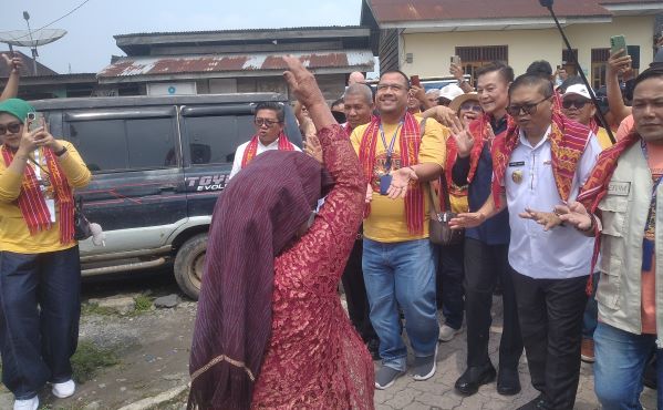 Ketua ASPPI DPD Sumut, Achmad Fauzi Lubis, para tamu dan peserta acara JWB4 di Desa Dokan disambut dengan Njujungi Beras Piher atau Manabur Beras Piher. (Foto: Fadmin Malau)

