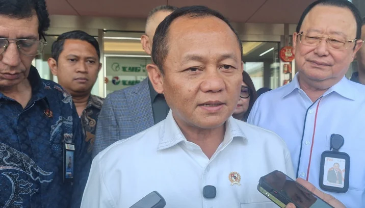 Menteri Perindustrian (Menperin) Muhammad Sarmuji saat memberikan keterangan di sela-sela kunjungan kerja di Kawasan Ekonomi Khusus (KEK) Java Integrated Industrial and Ports Estate (JIIPE) Gresik, Jumat (16/10/2026).

