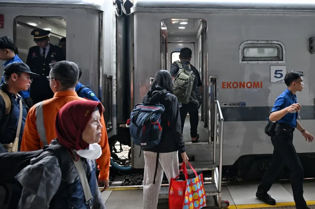 Mobilitas masyarakat mulai meningkat menjelang libur akhir tahun. Berbagai stimulus di sektor transportasi diharapkan dapat mendorong perjalanan masyarakat sekaligus menggerakkan aktivitas ekonomi di berbagai daerah.

