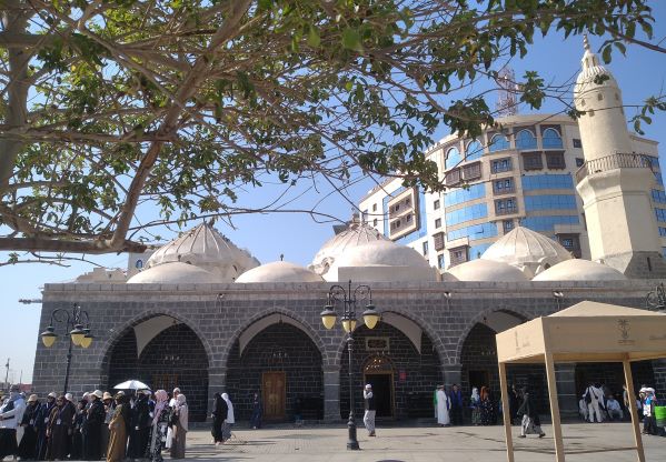 Memahami Masjid Ghamamah harus memutar waktu kembali 1448 tahun lalu, kala itu Masjid Ghamamah adalah area berupa tanah lapang luas bernama Al-Musalla. (Foto: Fadmin Malau)