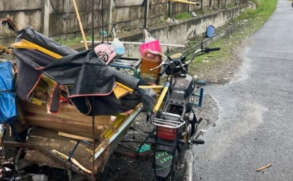 Terlihat becak bermotor yang dikemudikan korban, usai ditabrak kereta api

