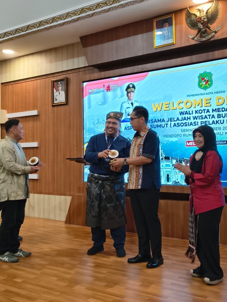 Wali Kota Medan Rico Tri Putra Bayu Waas didampingi Asisten Deputi Pemasaran Pariwisata Nusantara Kementerian Pariwisata Erwita Dianti menerima cenderamata dari Ketua ASPPI DPD Sumut Achmad Fauzi Lubis