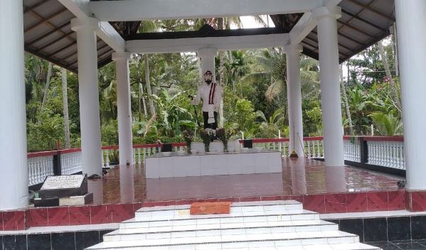 Tugu Raja Uti anak sulung dari Guru Tatea Bulan dan cucu Si Raja Batak berasal dari Pusuk Buhit berada di Desa Labu Tuo Kecamatan Andam Dewi Kabupaten Tapanuli Tengah. (Foto: Fadmin Malau)

