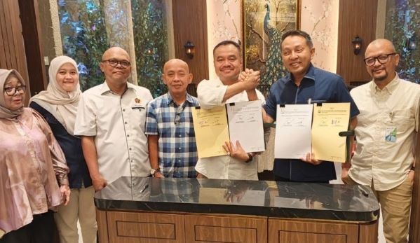 Ketua PWI Sumut Farianda Putra Sinik dan Kepala Kanwil BPJS TK, Kunto Wibowo, menandatangani perjanjian kerja sama

