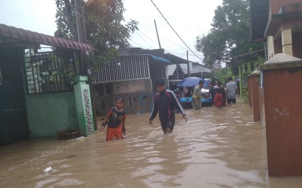 Banjir di kabupaten Deli Serdang Provinsi Sumut merendam rumah warga dan beberapa warga yang sakit terpaksa dievakuasi dengan perahu karet. (Foto: Fadmin Malau)