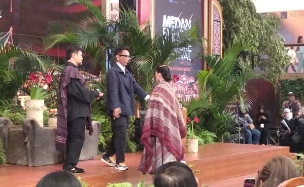Edward Hutabarat dan Torang Sitorus menjelaskan tentang ulos yang dipakai mode bermutasi jadi fesyen. (Foto: Fadmin Malau)